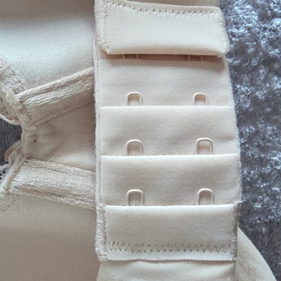 NWOT Victoria's Secret Size 32DDD Body By Victoria Lined Demi Bra - Picture 4 of 5